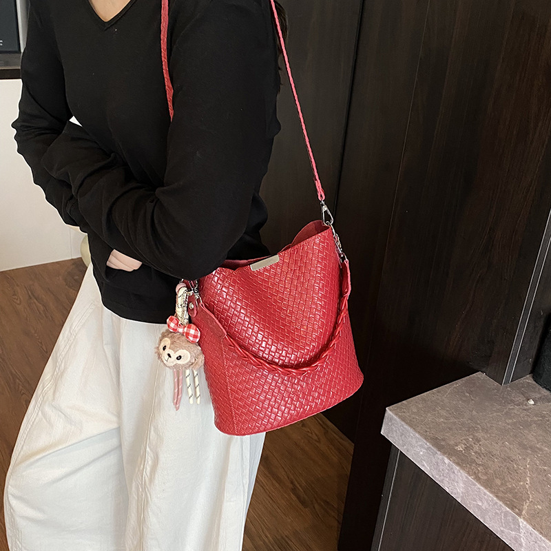 Fashionable handbag, large-capacity underarm bag, 2025 new trendy shoulder bag, versatile crossbody bag, solid color bucket bag Application Scenario