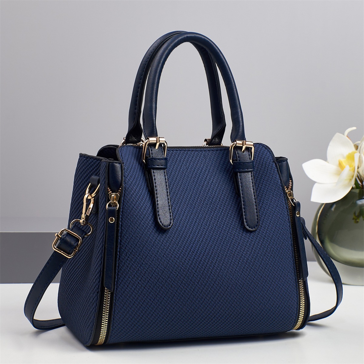 Cross-border fabric texture handbag 2025 new style high-end Mother's Day gift for Mom, a grand handbag Application Scenario
