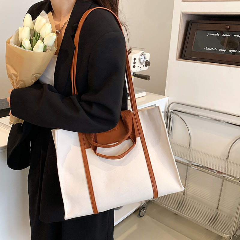 A new 2025 fashionable and casual canvas bag, a large hand-carry bag for university commuting, a versatile and trendy women's large-capacity tote bag full figure