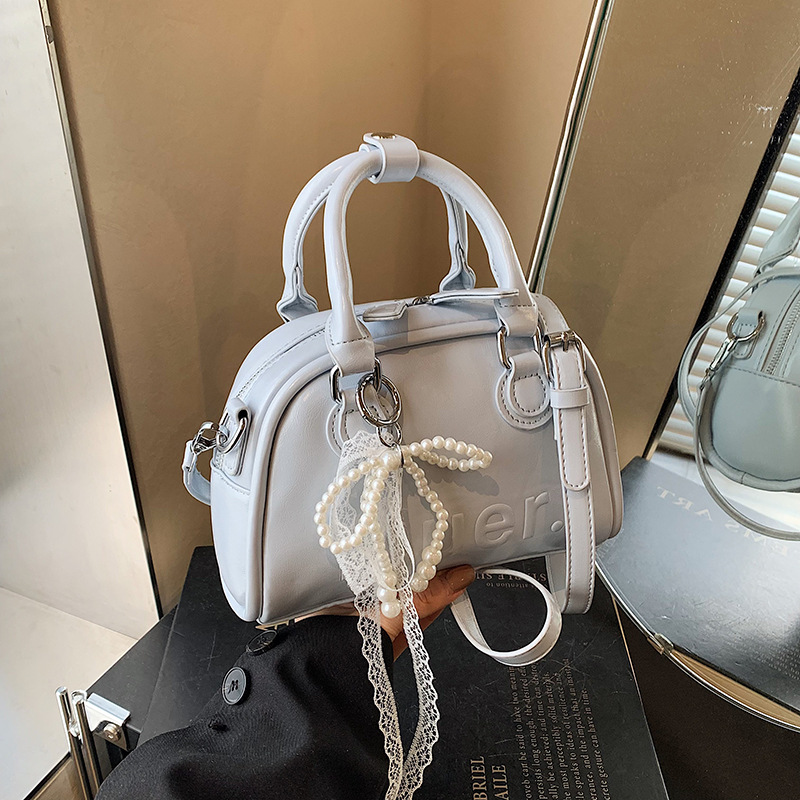 A cute girl carrying a shell bag, a Korean style Instagram trendy single-shoulder bag, a new simple and versatile women's bag for 2025 Specification drawing