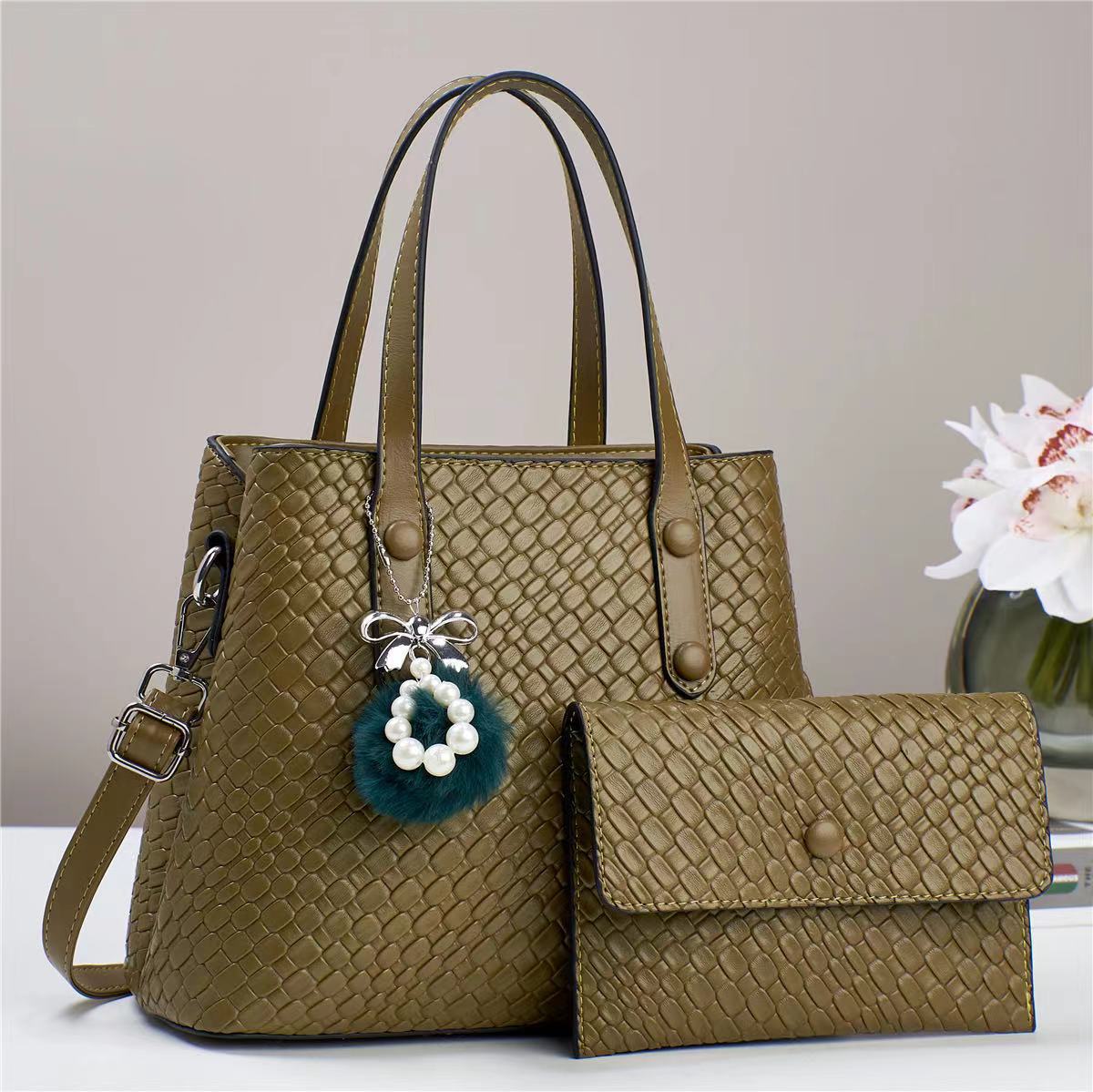A bestseller in winter 2023 for foreign trade, a new and fashionable women's bag from the manufacturer, a versatile shoulder crossbody bag for women full figure