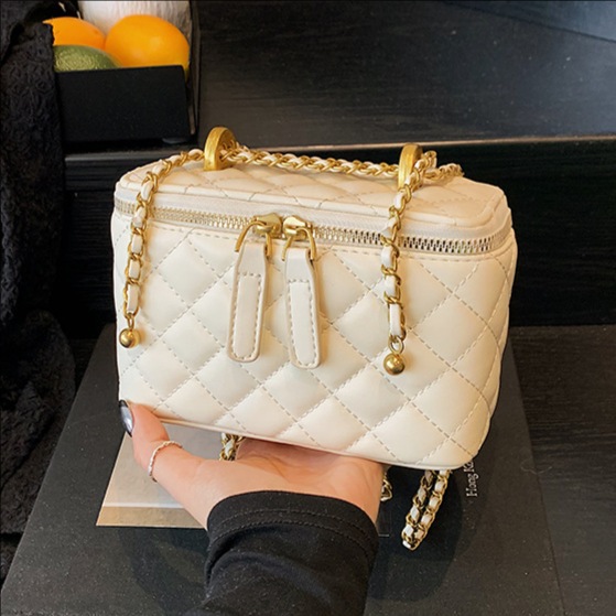 Cross-border diamond-shaped chain chanel-style hand-held box bag for women 2025 New style, fashionable and light luxury texture, single-shoulder crossbody bag full figure