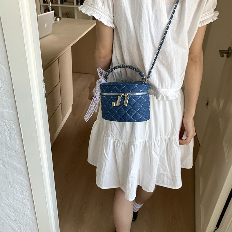 Cross-border 2025 New niche design hand-held bucket bag for women, high-quality diamond-shaped chain, versatile single-shoulder crossbody bag Application Scenario