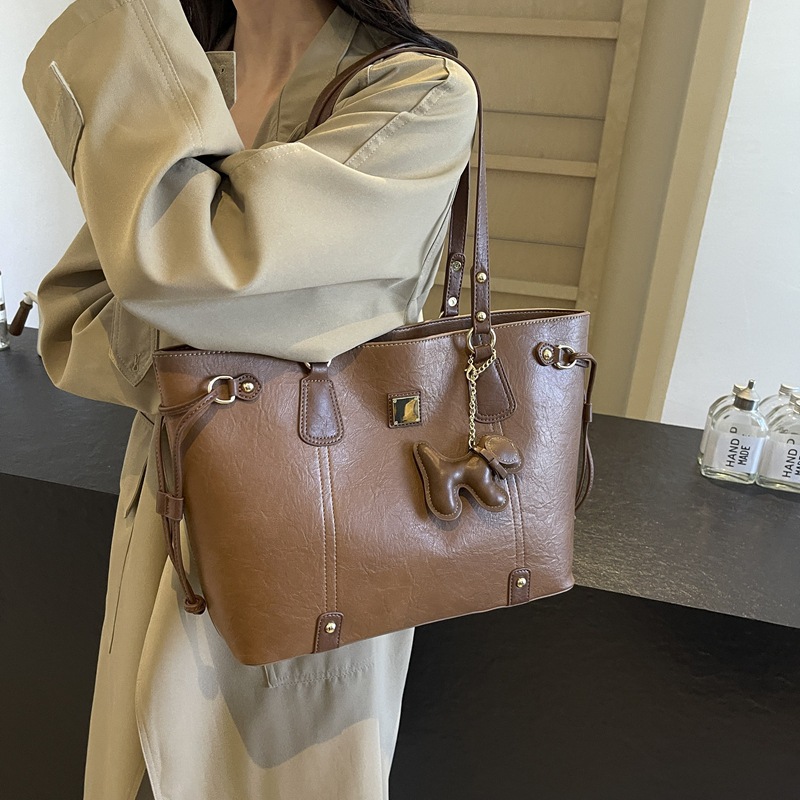 This year, large-capacity bags are in fashion for women in 2024. The new single-shoulder bag is simple and solid-colored, with a unique commuting tote bag Application Scenario