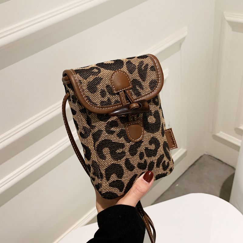 The checkerboard mini bag 2025 new style is super trendy, fashionable and stylish. It's a women's crossbody single-shoulder small square bag Specification drawing