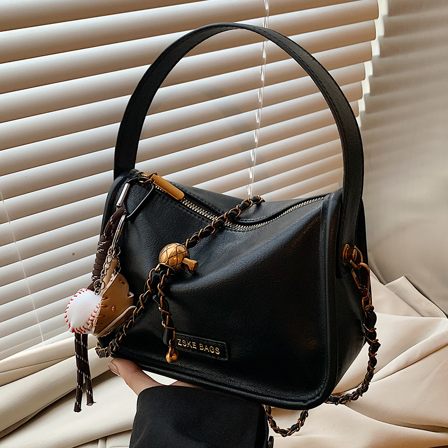 A niche design retro bag for women, a new 2024 versatile commuter crossbody bag, a high-end, fashionable and stylish pillow bag full figure