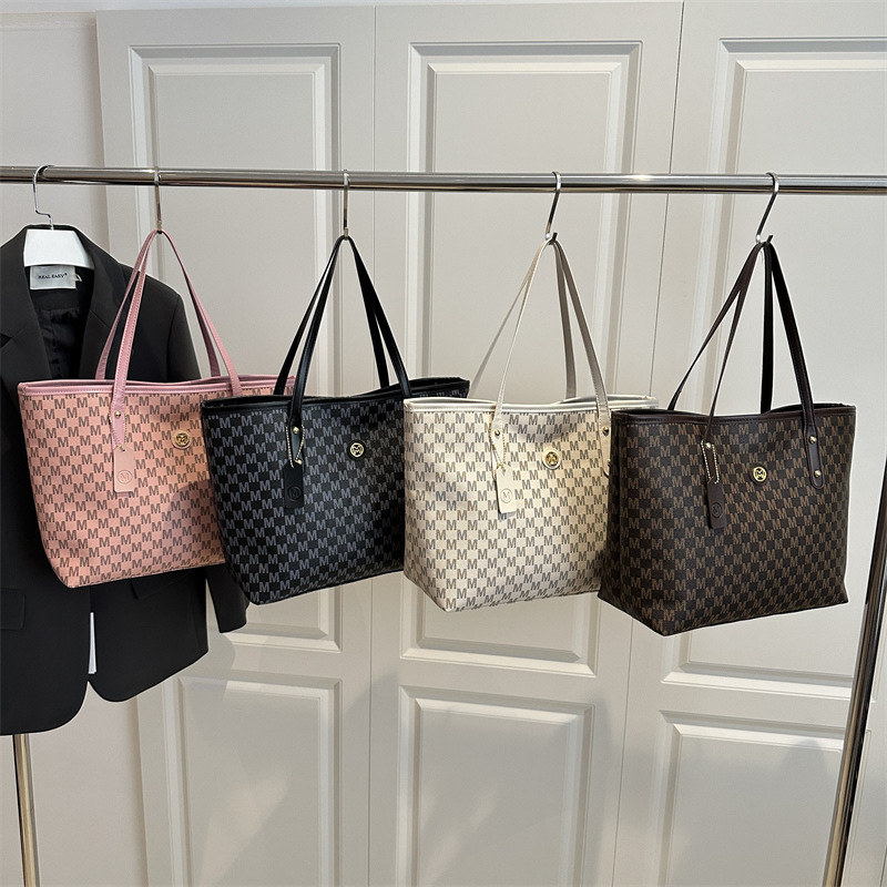 High-quality large-capacity bag, niche and versatile commuting bag for women, 2025 new trendy textured tote bag, large bag Application Scenario