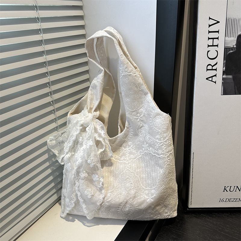 Korean-style lace flower canvas bag for women, 2025 new large-capacity single-shoulder tote bag, a niche commuting underarm bag full figure