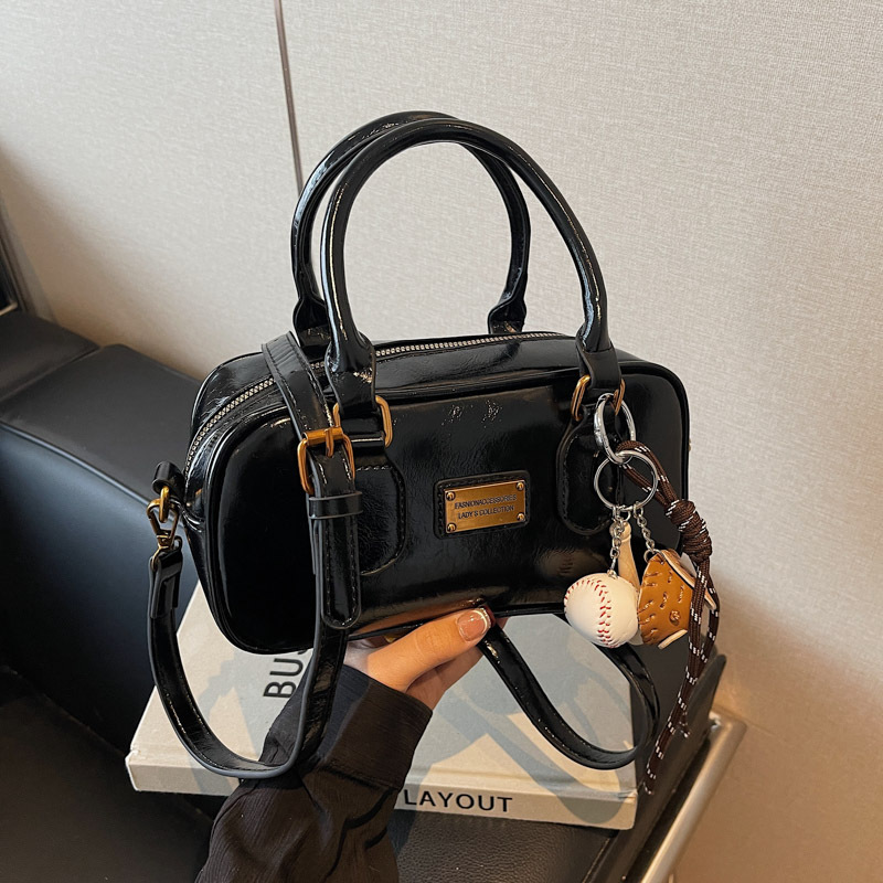 Retro bowling handbag for women, 2024 new style, trendy and high-end single-shoulder bag, fashionable commuting crossbody bag details Picture
