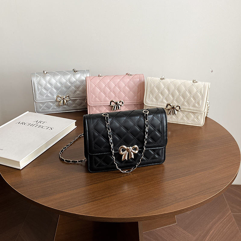 Diamond-shaped chain bag for women, 2025 new style, high-end texture, fashionable, summer versatile, single-shoulder crossbody bag, small square bag Application Scenario