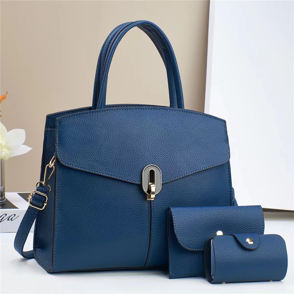 A new and fashionable women's single-shoulder crossbody bag from a large bag manufacturer, a versatile hand-carry bag for winter, and a bestseller for foreign trade in 2024 details Picture