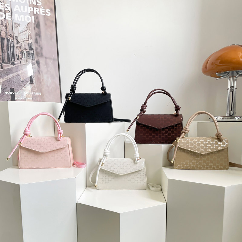 A new casual, trendy and elegant single-shoulder bag with commuting prints, a fashionable crossbody bag, and a simple and versatile hand-held small square bag Application Scenario