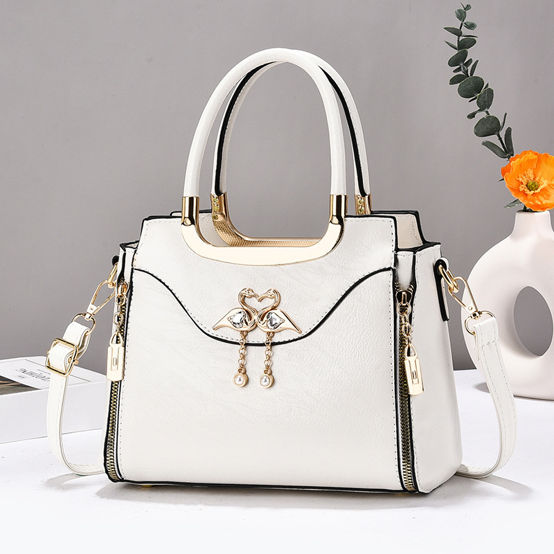 The 2025 new stylish single-shoulder crossbody bag, a stylish and unique printed handbag for women Application Scenario