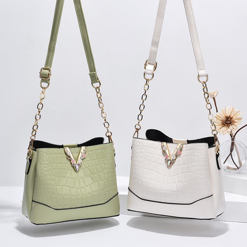 A trendy and stylish 2023 Instagram-worthy single-shoulder crossbody bag and bucket bag for women Application Scenario