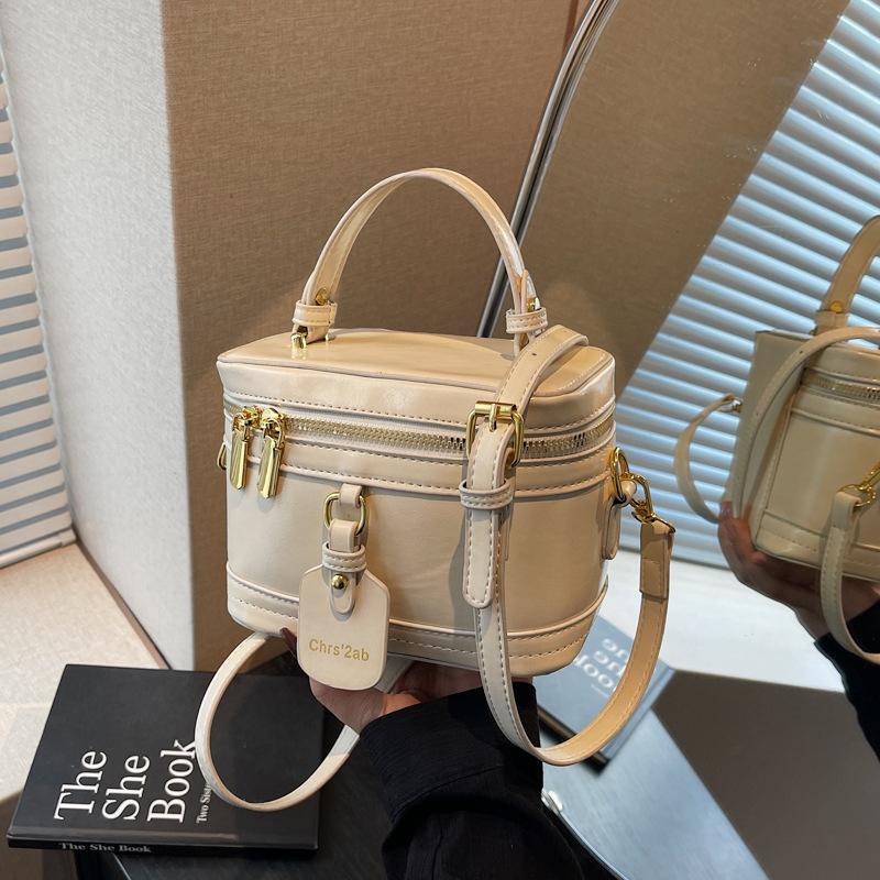 Retro box hand-held bucket bag for women, 2025 new style, fashionable, casual and high-end, single-shoulder crossbody bag, trendy handbag full figure