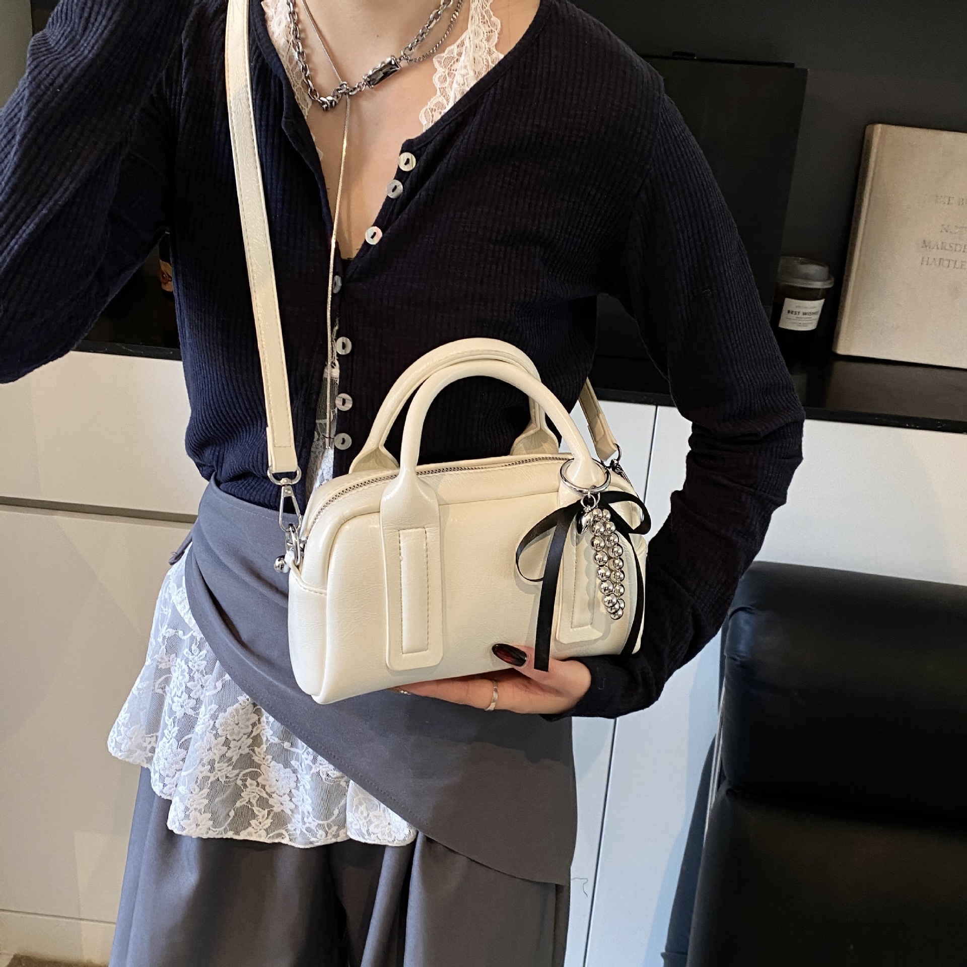 A trendy Korean-style Boston handbag for women, a new simple single-shoulder pillow bag with a high-end texture and a niche crossbody bag Specification drawing