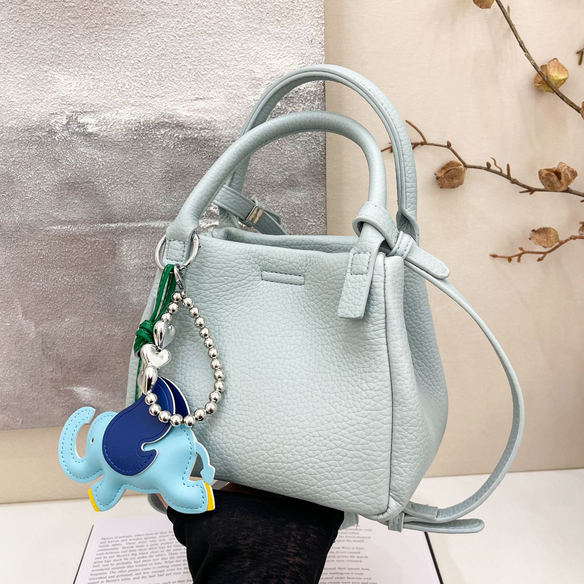 Fashionable, high-end, simple hand-held vegetable basket bag, lychee pattern bucket bag, versatile women's single-shoulder crossbody bag full figure