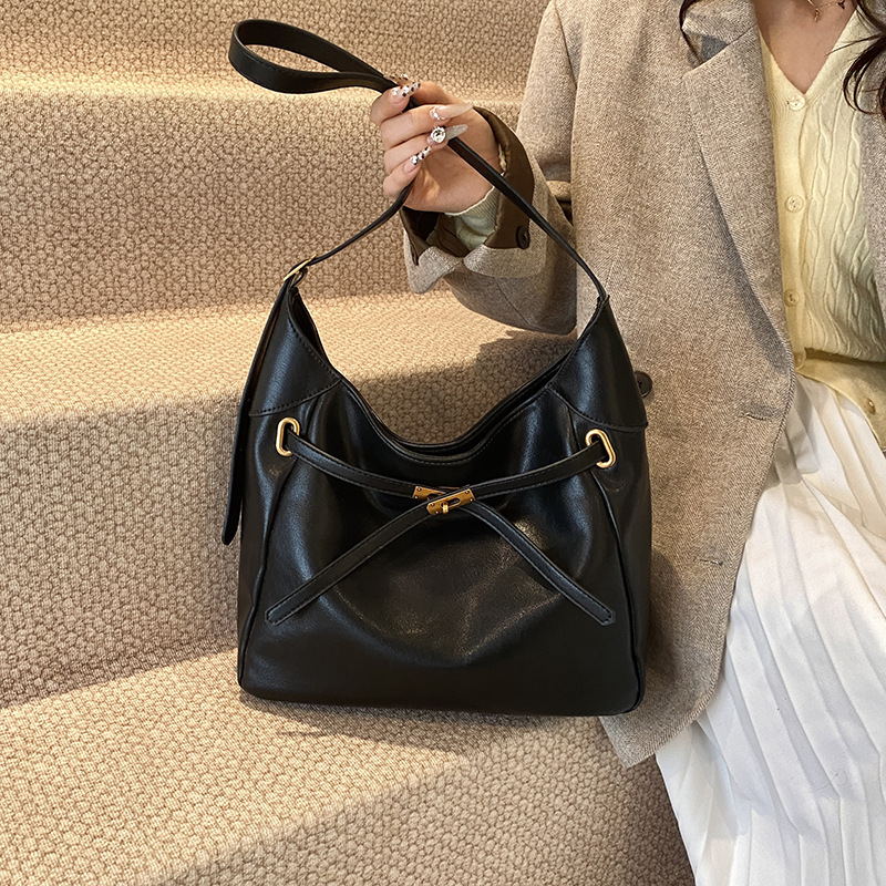 The large-capacity women's retro 2024 new style casual high-end texture single-shoulder crossbody bag is in fashion this year. Bucket bags are popular full figure