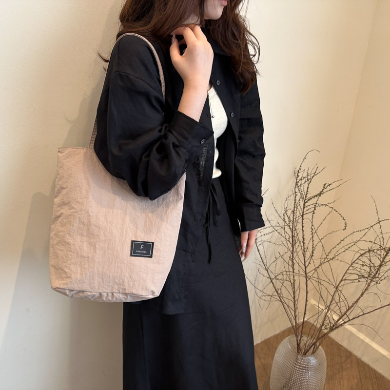 Japanese-style sporty crossbody bag, casual and versatile, popular student backpack, lightweight summer phone bag, nylon single-shoulder bag details Picture