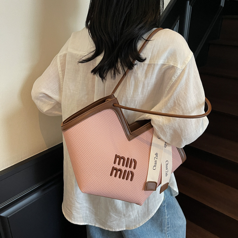 The new large-capacity tote bag for women in 2025 is fashionable and versatile. It features a contrasting color underarm bag for casual use, classes and commuting. It's a trendy single-shoulder bag details Picture