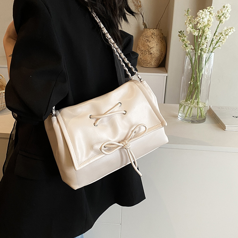 A trendy and stylish 2025 ballet single-shoulder large-capacity bow tote commuter chain women's bag Application Scenario
