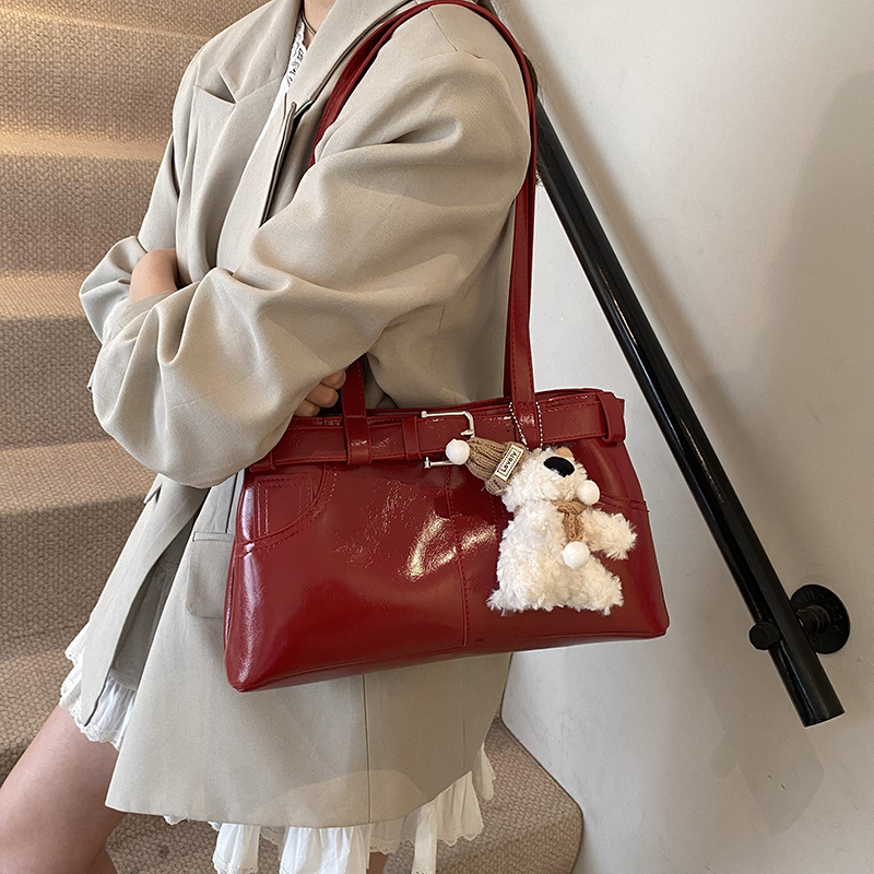 The 2025 new style of fashionable and versatile retro single-shoulder bag features a niche design for women, a simple and trendy solid-color hand-held underarm bag Specification drawing