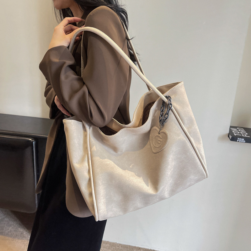 A new retro and simple single-shoulder bag with a large capacity for women in 2025, featuring a high-end texture. It is a tote bag for both class and casual commuting Application Scenario