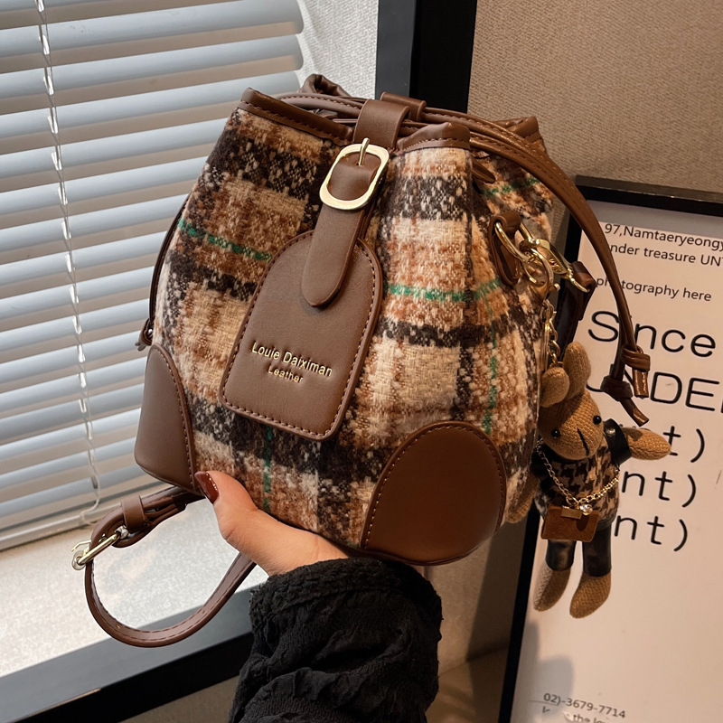 This high-end and versatile crossbody bucket single-shoulder small bag is a trendy checkered bestseller for women's work in the spring of 2025 full figure