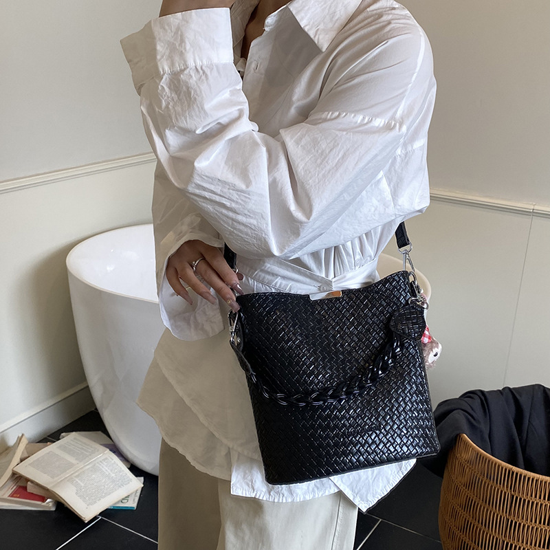 Fashionable handbag, large-capacity underarm bag, 2025 new trendy shoulder bag, versatile crossbody bag, solid color bucket bag details Picture