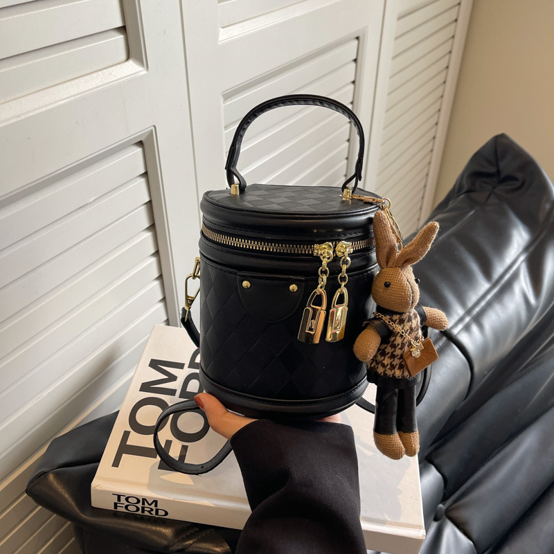 Hand-held bucket bag for women, 2023 new style bag, retro and versatile, single-shoulder bag, solid color, fashionable and high-quality, diamond-shaped crossbody bag Application Scenario