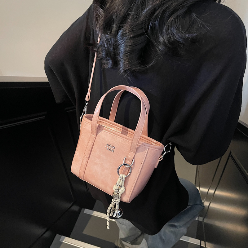 Korean fashion handbag for women 2025 new style, niche, simple and casual single-shoulder bucket bag, casual soft leather crossbody bag details Picture
