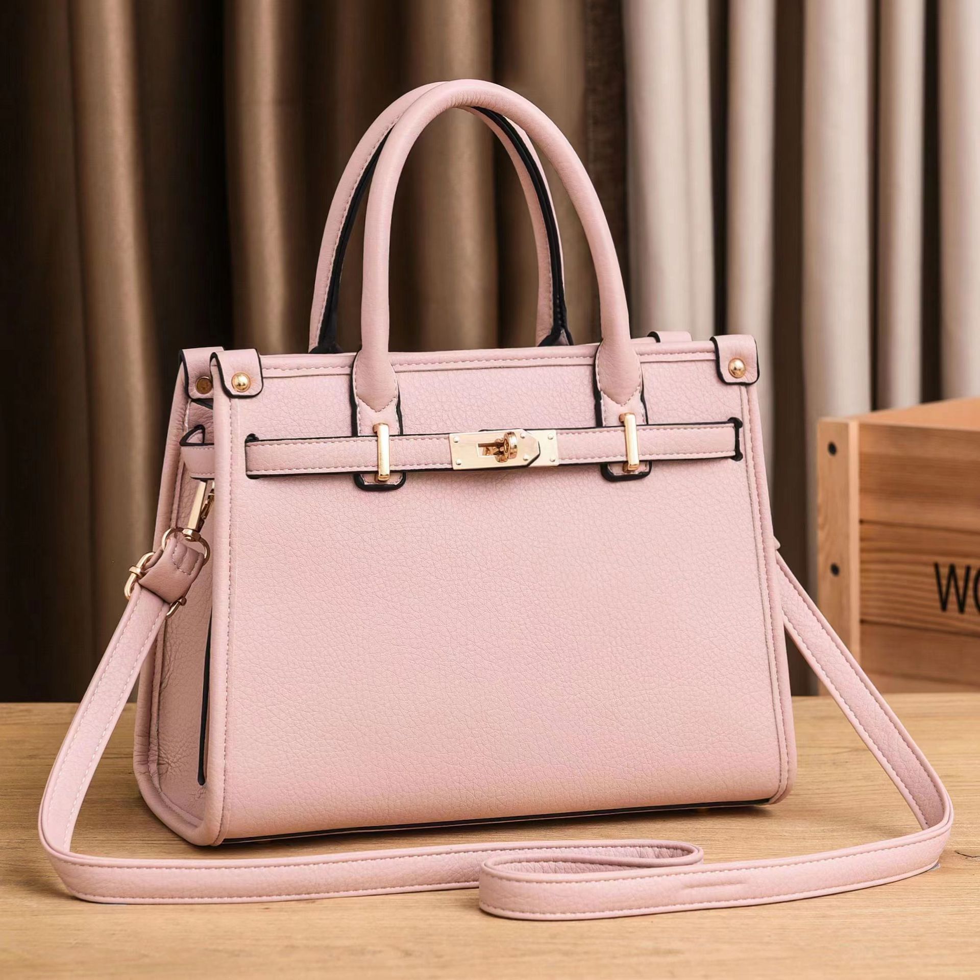 The new solid-color large-capacity Kelly bag is a fashionable and simple single-shoulder crossbody handbag from Europe and America Application Scenario