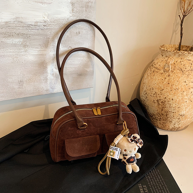 This year, Boston bags are in vogue. The new 2024 model of women's large-capacity, fashionable and retro single-shoulder armpit commuter pillow bag is in vogue details Picture