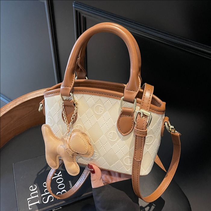 A niche color-blocking diamond-shaped hand-held bucket bag for 2025, a simple, trendy, fashionable and versatile single-shoulder crossbody bag full figure