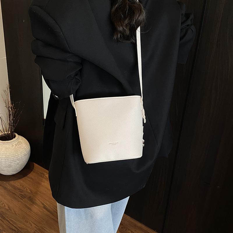 A super popular and versatile bucket bag for women, a new stylish Korean-style crossbody bag in 2025, a niche bestseller single-shoulder bucket bag Application Scenario