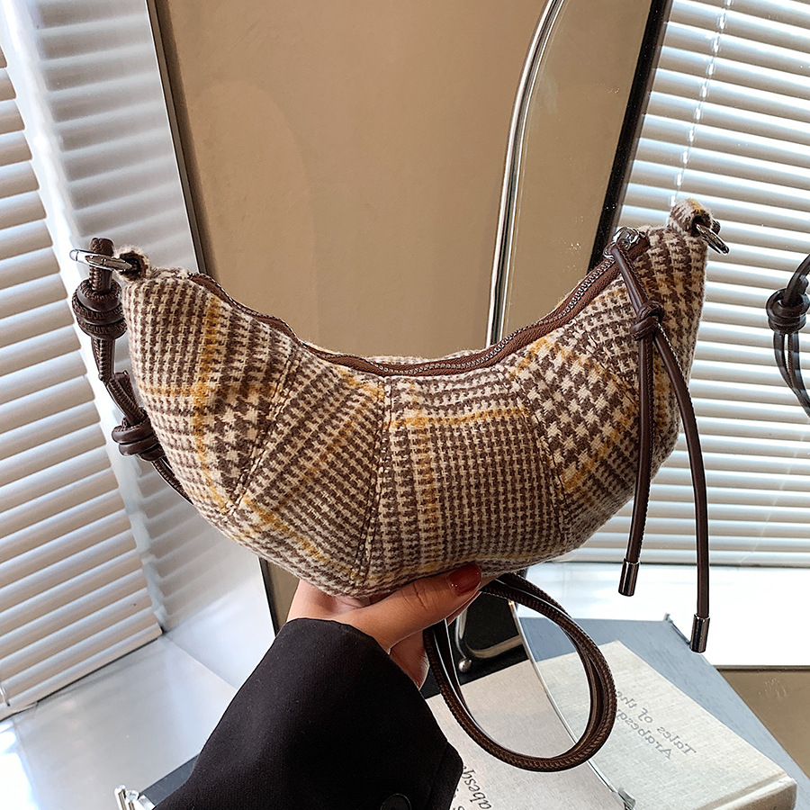 High-end and niche design crossbody bag for women, 2024 new checkered croissant bag, retro and fashionable underarm dumpling bag full figure