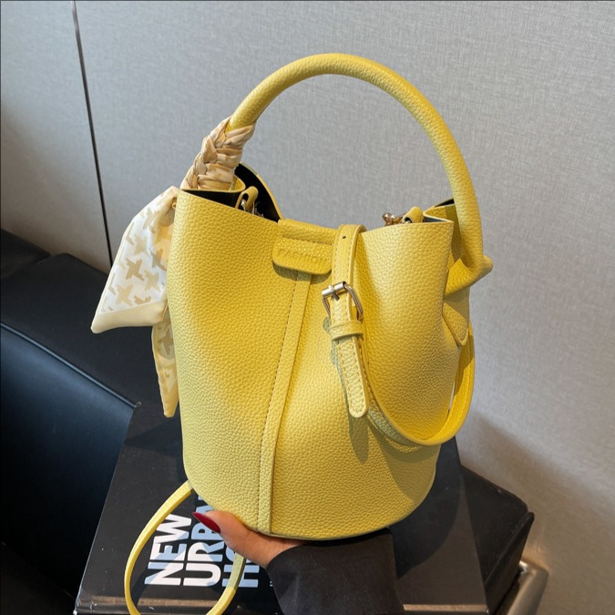 High-end, fashionable and versatile hand-held bucket bag for women 2025 new style, simple and casual, simple single-shoulder crossbody bag full figure