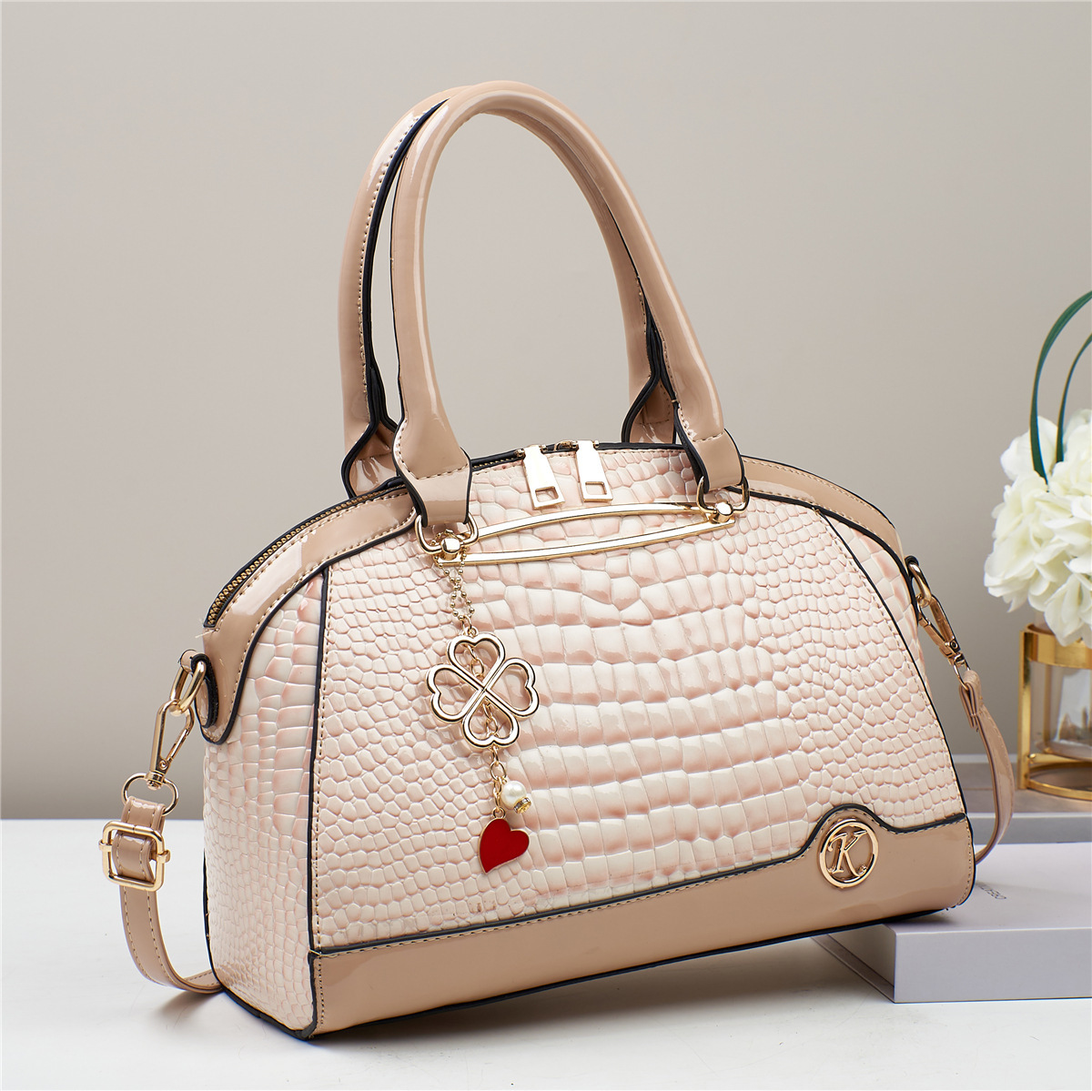 The women's single-shoulder crossbody bag is a niche 2024 fashion and versatile bestseller that is in vogue this year details Picture