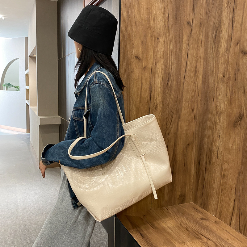 Simple and large-capacity bag for women, 2020 new style, trendy and fashionable, crocodile pattern, versatile, single-shoulder, popular on social media, with a particularly large handle details Picture