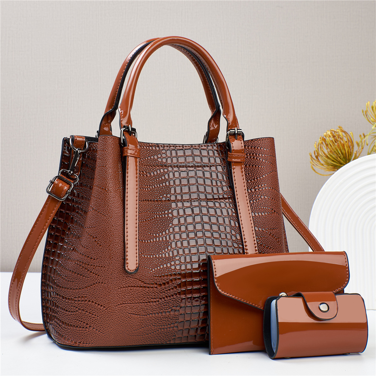 The 2023 new three-piece set of lizard-patterned large-capacity mother-and-child bag is fashionable and elegant. It is a simple single-shoulder crossbody handbag details Picture