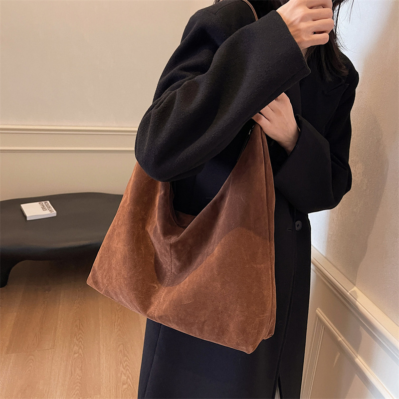 Casual soft leather large-capacity bag for women, 2024 new suede single-shoulder bag, fashionable tote bag, trendy and versatile bucket bag Application Scenario