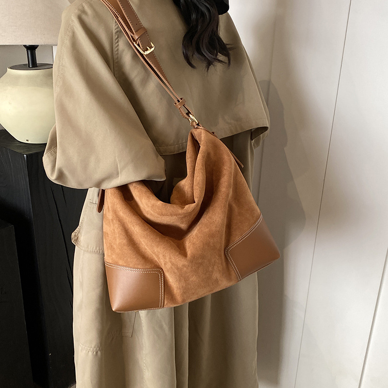 This year, the retro and fashionable tote bag 2024 is in vogue. It's a versatile, large-capacity, and high-end single-shoulder bag for work and commuting Application Scenario