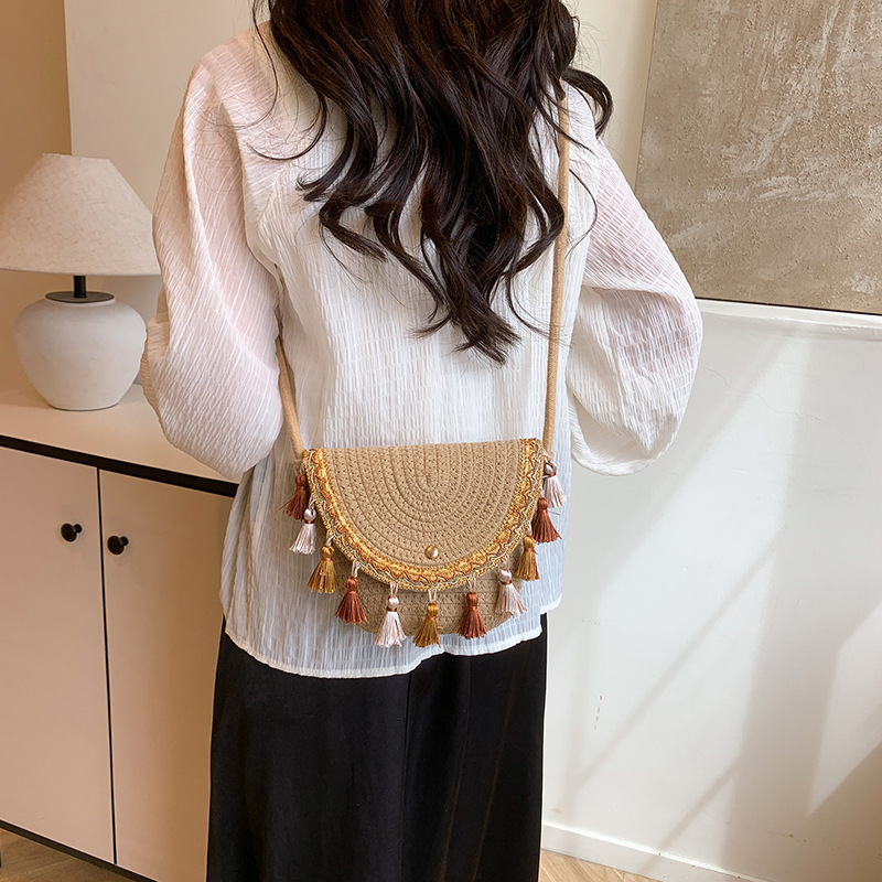 Spring 2025 new straw woven bag, fringed texture saddle bag, vacation style woven bag, single-shoulder crossbody women's bag details Picture