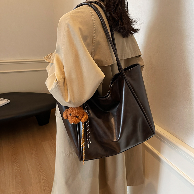 The high-end Maillard women's 2024 new style, trendy and retro single-shoulder bag, large-capacity tote bag Application Scenario