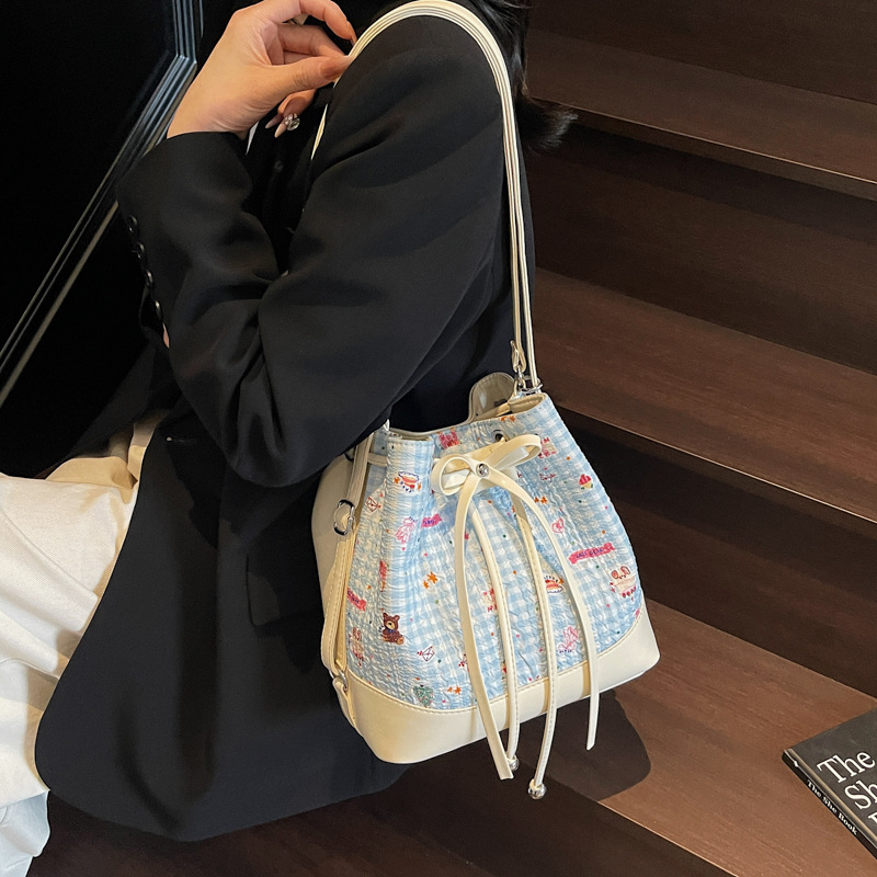 The new summer 2025 fashion and casual large-capacity single-shoulder bucket bag exudes a sense of sophistication for women. It is a versatile and stylish printed backpack Application Scenario