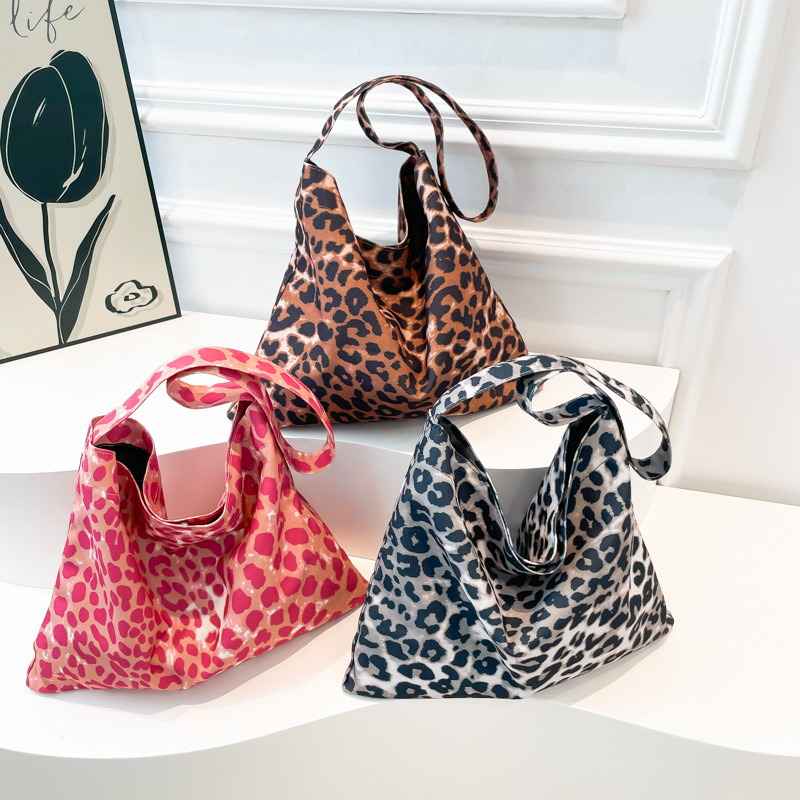 A new simple canvas bag for women in Korean style with a large capacity and a leopard print design. It is a single-shoulder crossbody bag Application Scenario
