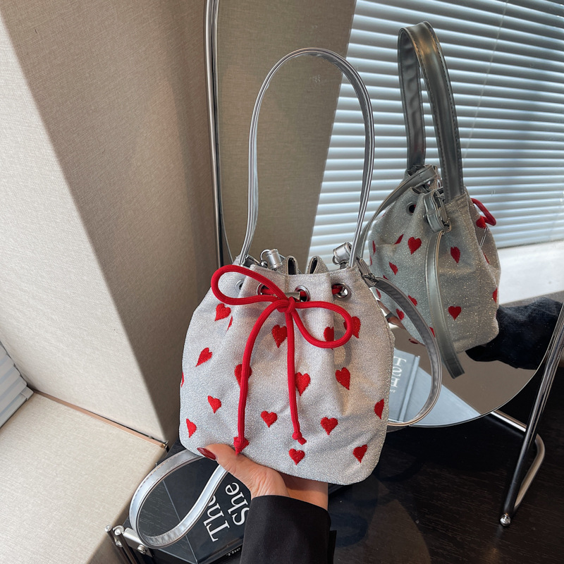 A niche and high-end embroidered heart-shaped hand-held canvas bag for Spring/Summer 2025, a mini bucket bag for single-shoulder crossbody full figure