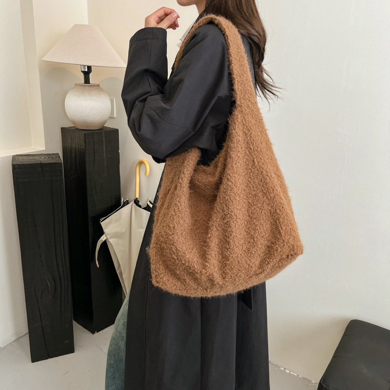 Fluffy women's 2024 new style trendy and fashionable single-shoulder bag, large-capacity commuting underarm bucket bag Application Scenario