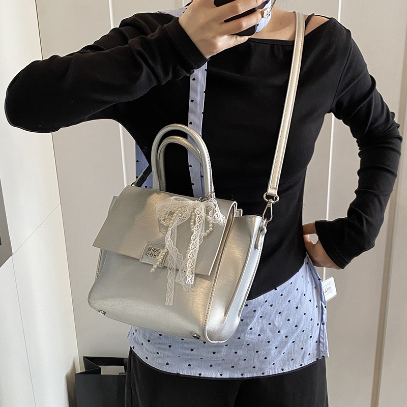 A niche casual tote handbag for women, a new 2025 cross-border large-capacity commuting versatile single-shoulder crossbody bag Application Scenario