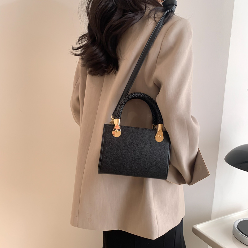 Trendy, fashionable and high-quality handbag for women 2023 spring Korean version, a new solid color casual single-shoulder crossbody bag details Picture